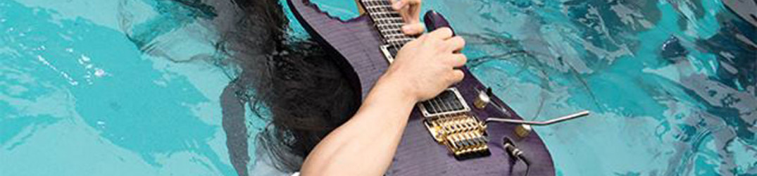 Dragonforce: Herman Li suona 'Through the Fire and the Flames' sott'acqua