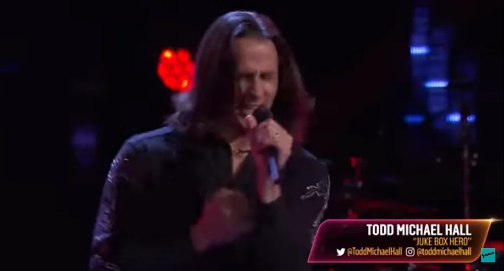 Riot V: Todd Michael Hall sbalordisce la giuria di The Voice con 'Juke Box Hero' dei Foreigner