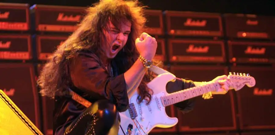 Yngwie Malmsteen: blocca il concerto e se la prende con il tecnico delle luci