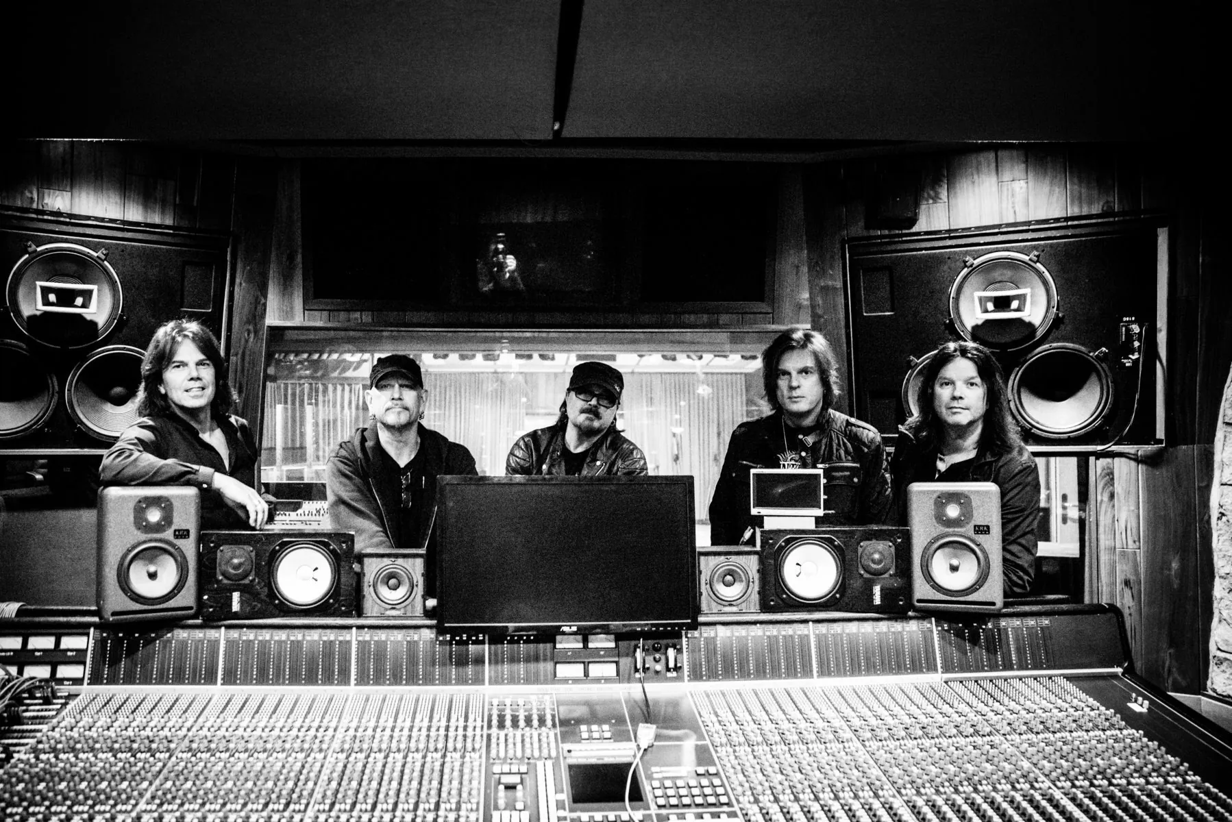 Europe: Joey Tempest e Mic Michaeli, la versione acustica di 'Walk the Earth' per sostenere "Medici Senza Frontiere"