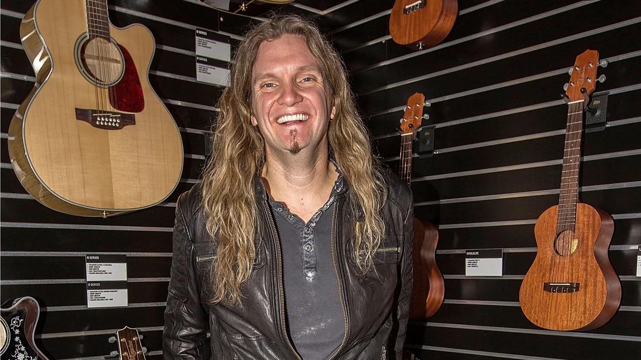Whitesnake: Joel Hoekstra, un'esclusiva guitar lesson del brano 'Trouble Is Your Middle Name'