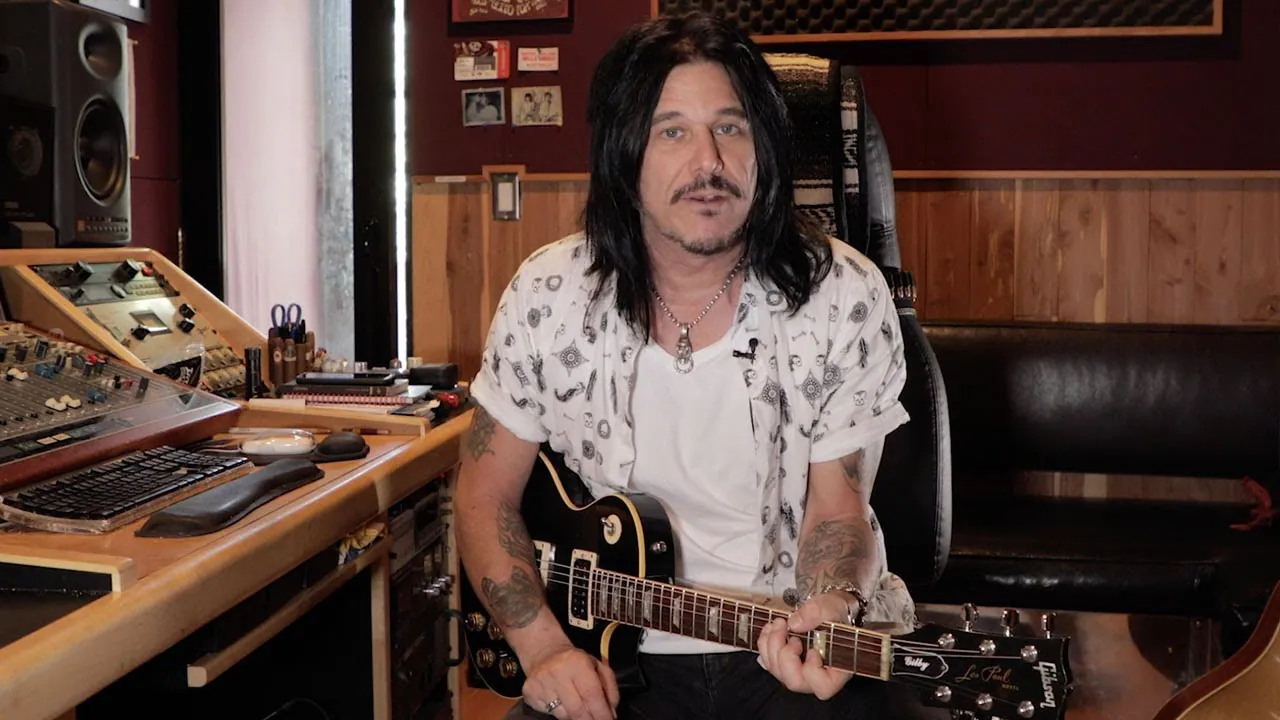 Guns N' Roses: Gilby Clarke, guarda il video ufficiale del singolo 'Rock N' Roll Is Getting Louder'