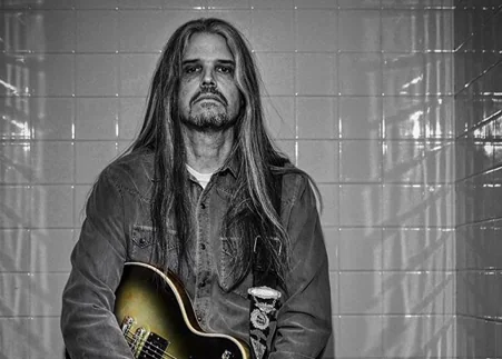 Tool: Adam Jones pubblica il video tutorial per chitarra di 'Pneuma'