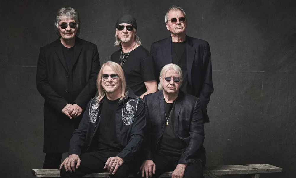 Deep Purple: Ian Gillan, 'Smoke on the Water, ecco il vero significato di few red lights and few old beds'