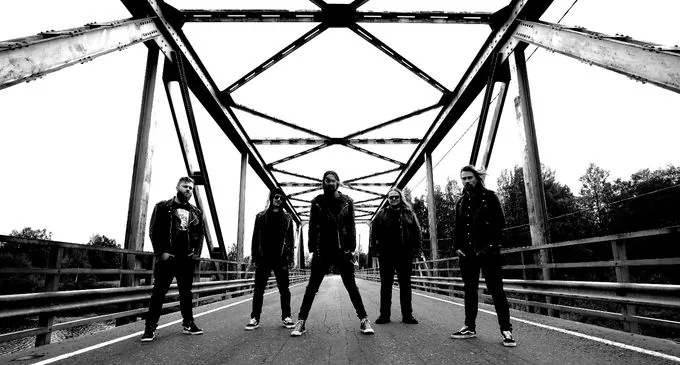slow fall: ascolta il nuovo singolo 'Under This Corroded Sky'