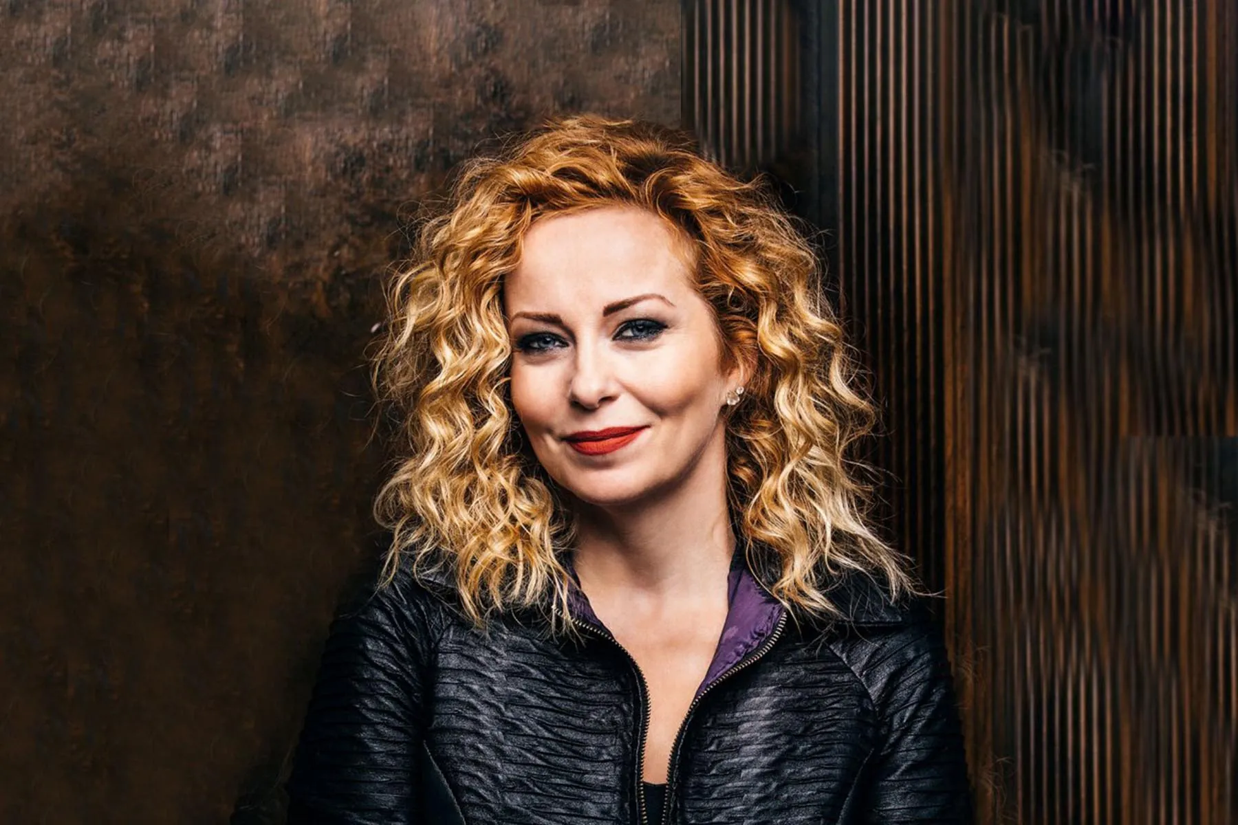 The Gathering: Anneke Van Giersbergen ha annunciato il suo nuovo EP solista, fuori il singolo "Red Sky"