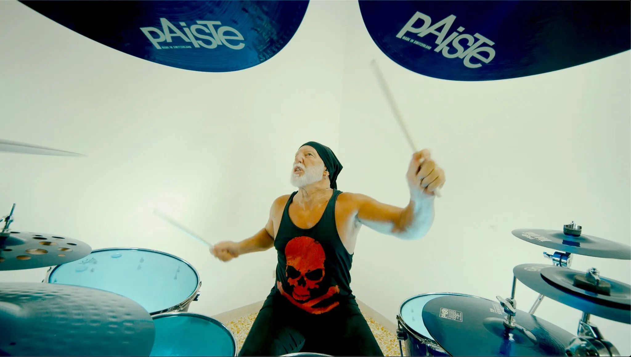 Mike Terrana: esegue due classici dei Judas Priest, 'Breaking the Law' e 'Metal Gods', guarda il playthrough