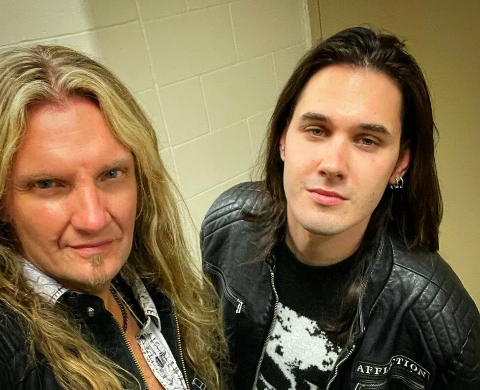 Whitesnake: Joel Hoekstra e Dino Jelusick eseguono 'Here I Go Again' sulla Monsters Of Rock cruise