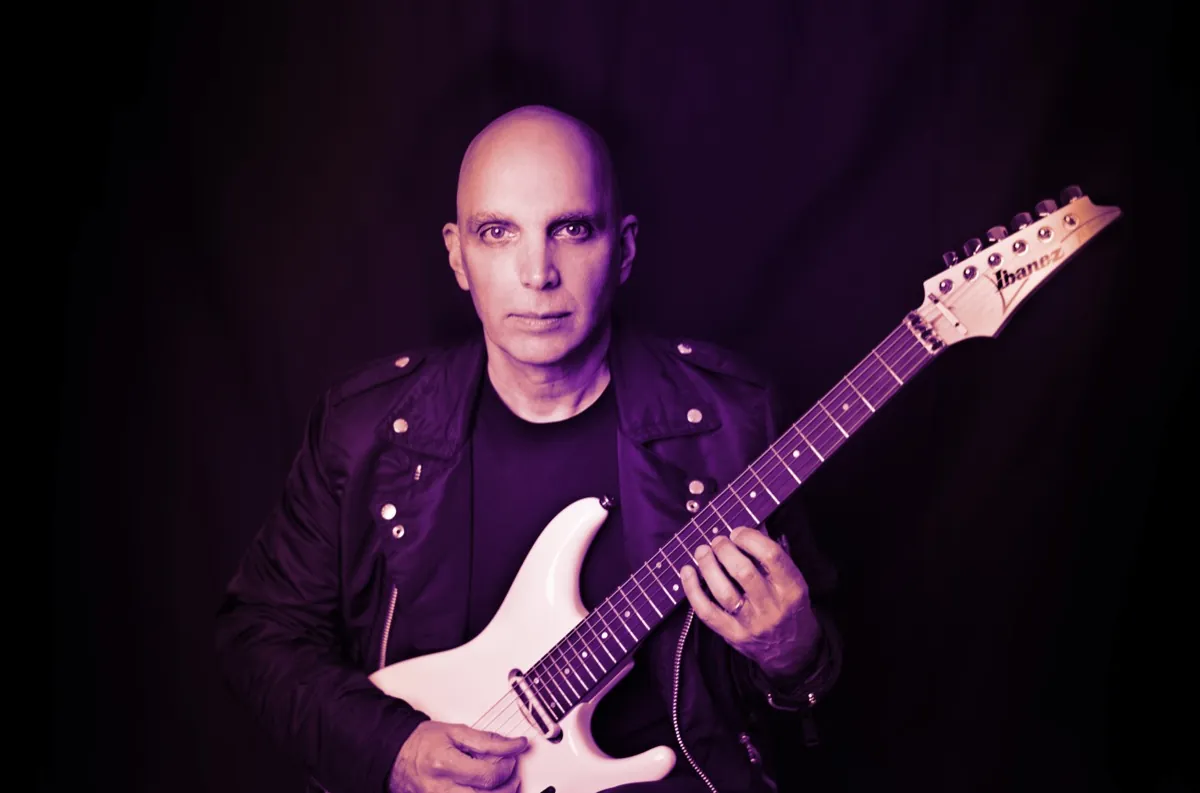 Joe Satriani: guarda il video ufficiale di 'The Elephants of Mars' dall'omonimo album