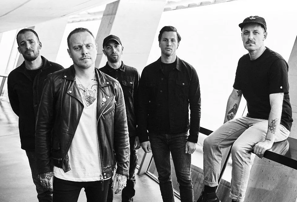 Architects: un uomo sale sul palco e insulta la band