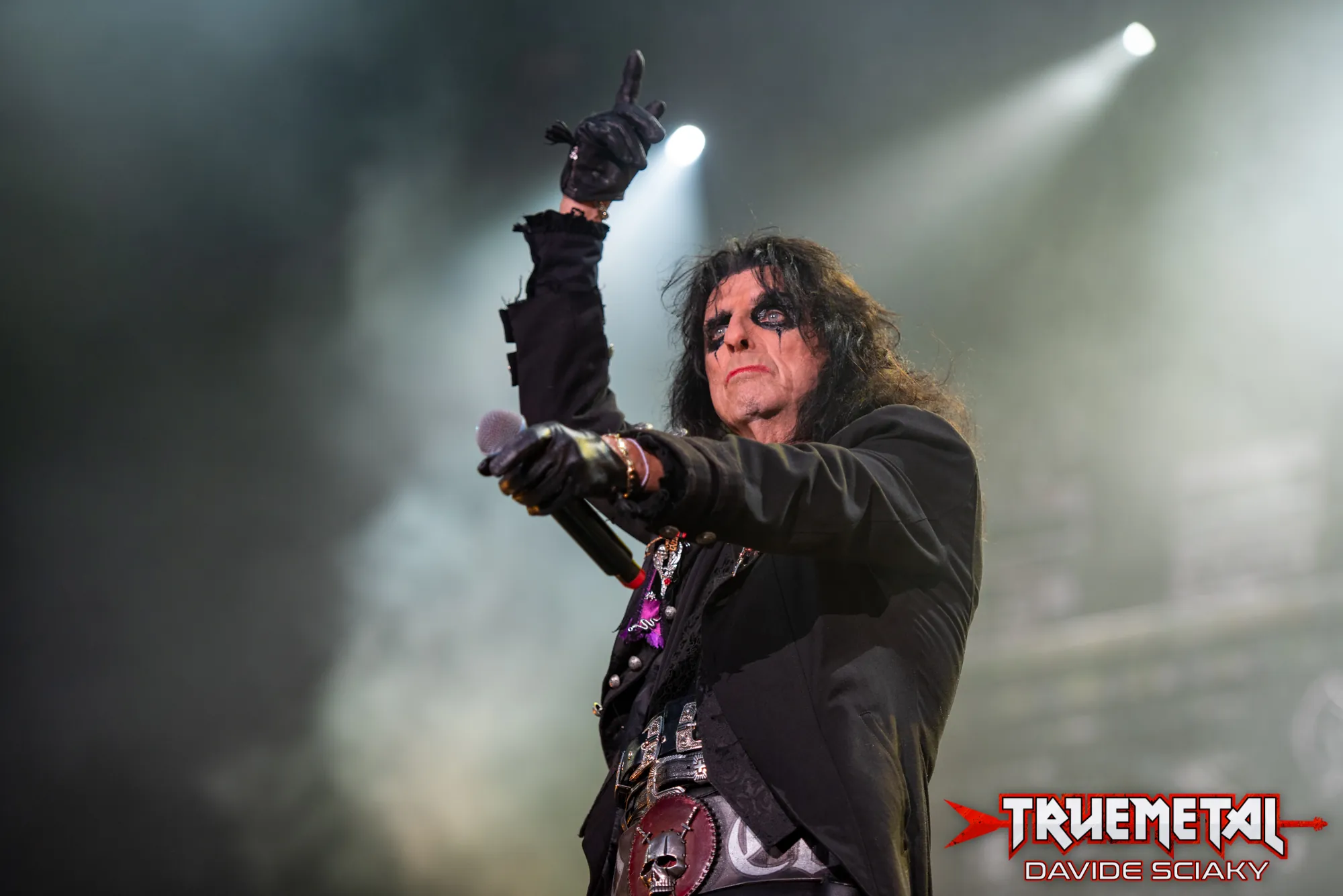 Alice Cooper: pubblicato il live video di "Ballad of Dwight Fry" con l'illusionista Criss Angel