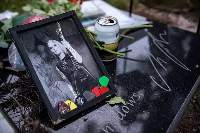 Children Of Bodom: a circa due anni dalla scomparsa, la tomba di Alexi Laiho ha finalmente una lapide