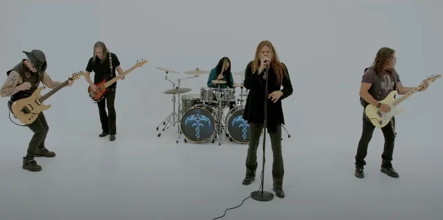 Queensrÿche: il videoclip di "Hold On"