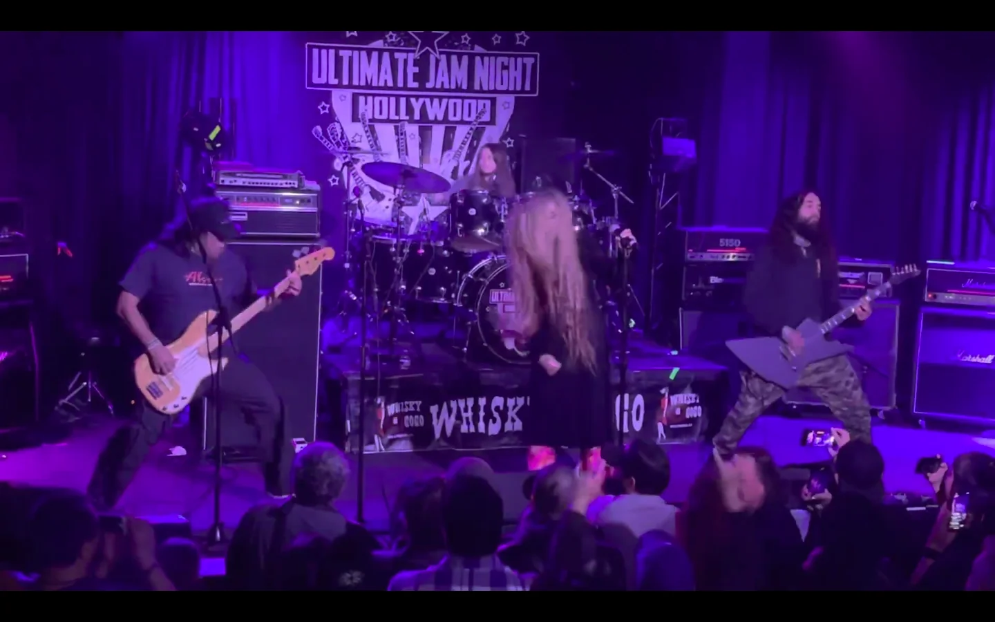 Black Sabbath: Robert Trujillo dei Metallica esegue 'Hand Of Doom' con moglie e figlia