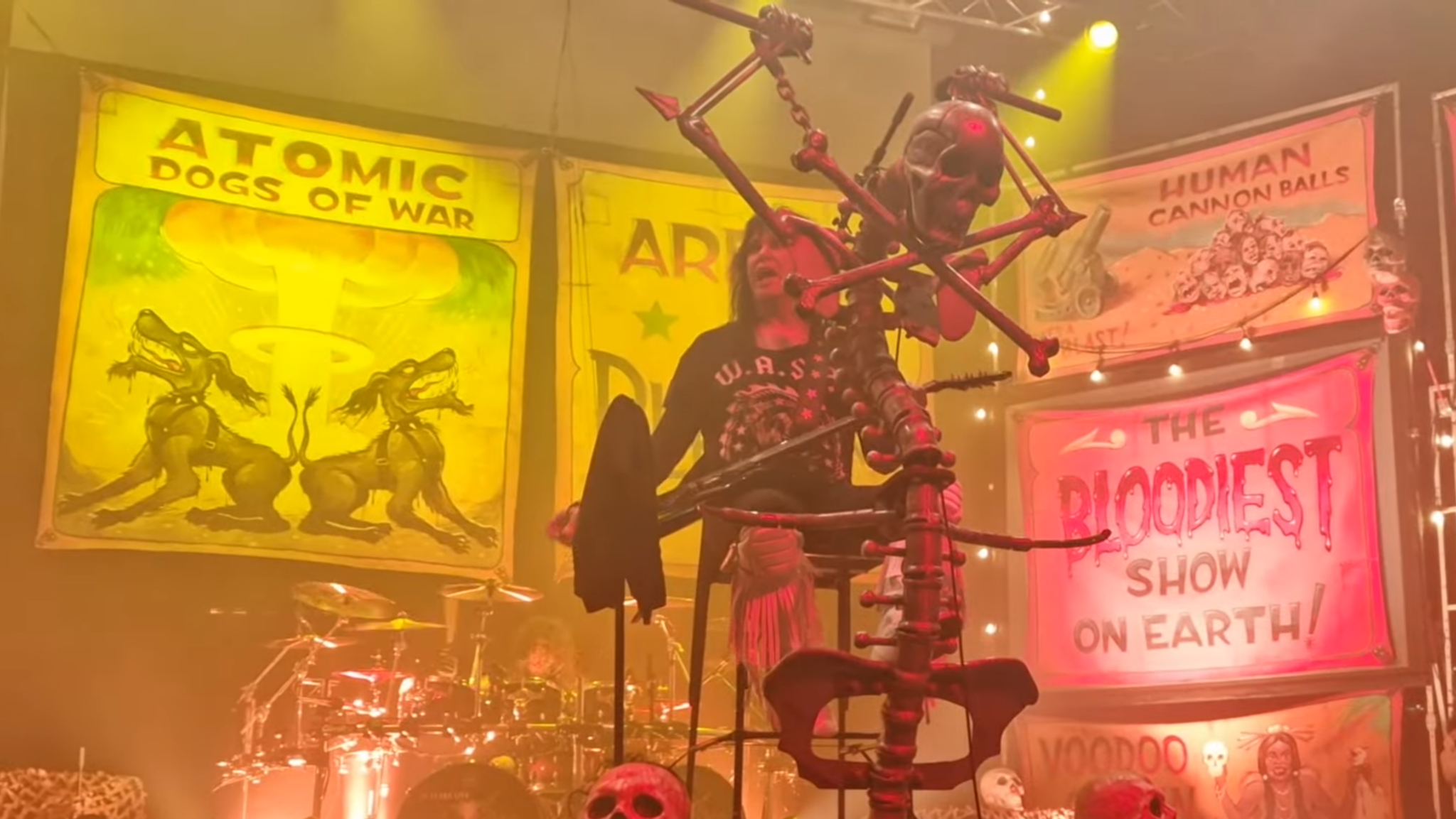 W.A.S.P.: video dell'intero show di Brno con Blackie Lawless che suona seduto