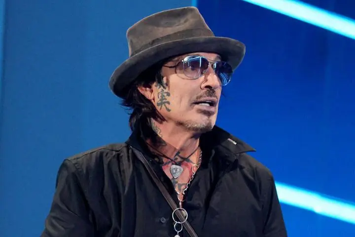 Mötley Crüe: Tommy Lee in azione su "Anarchy In The U.K."