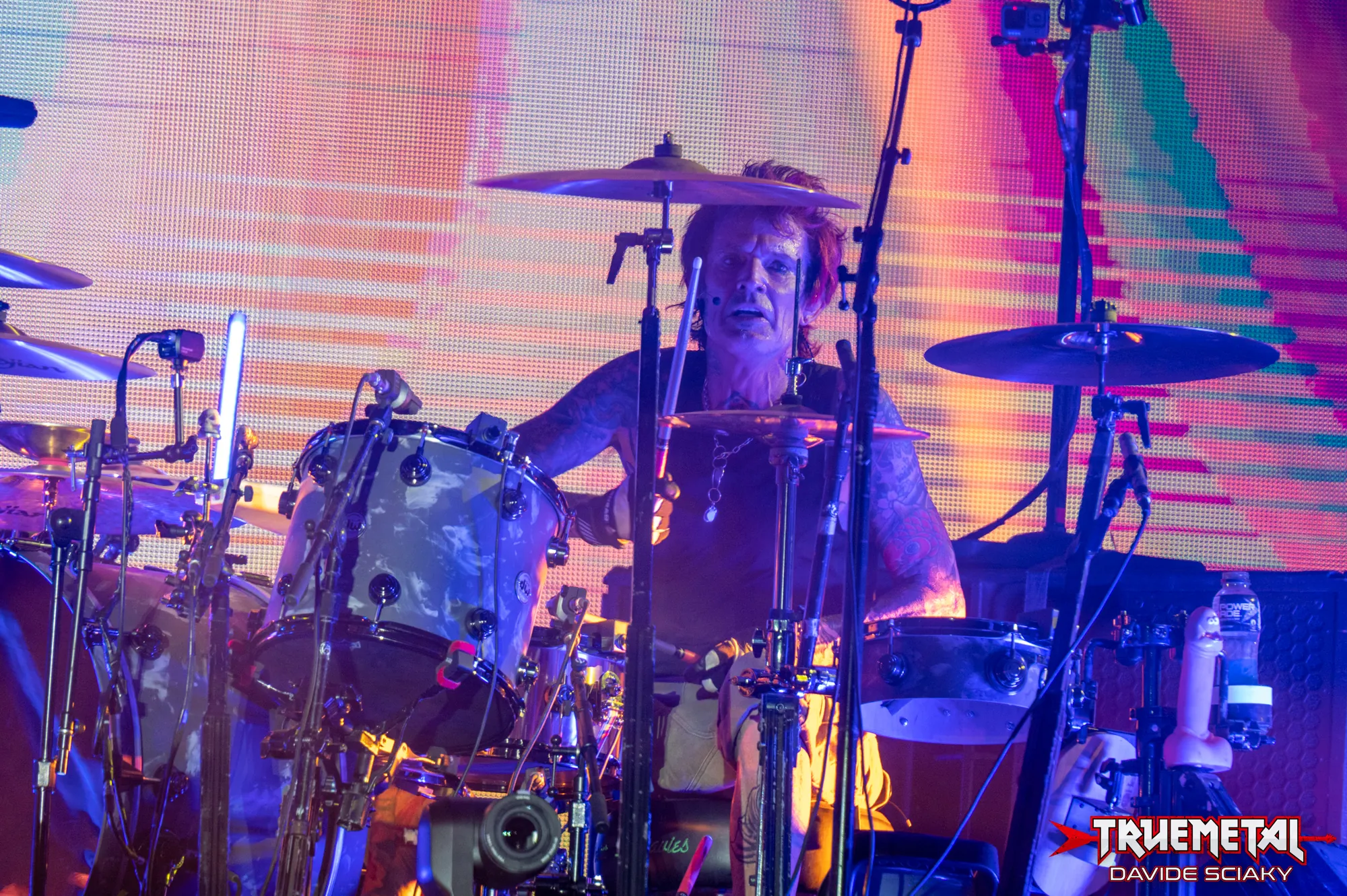 Mötley Crüe: Tommy Lee attacca gli artisti che hanno promosso i loro album durante gli incendi di Los Angels