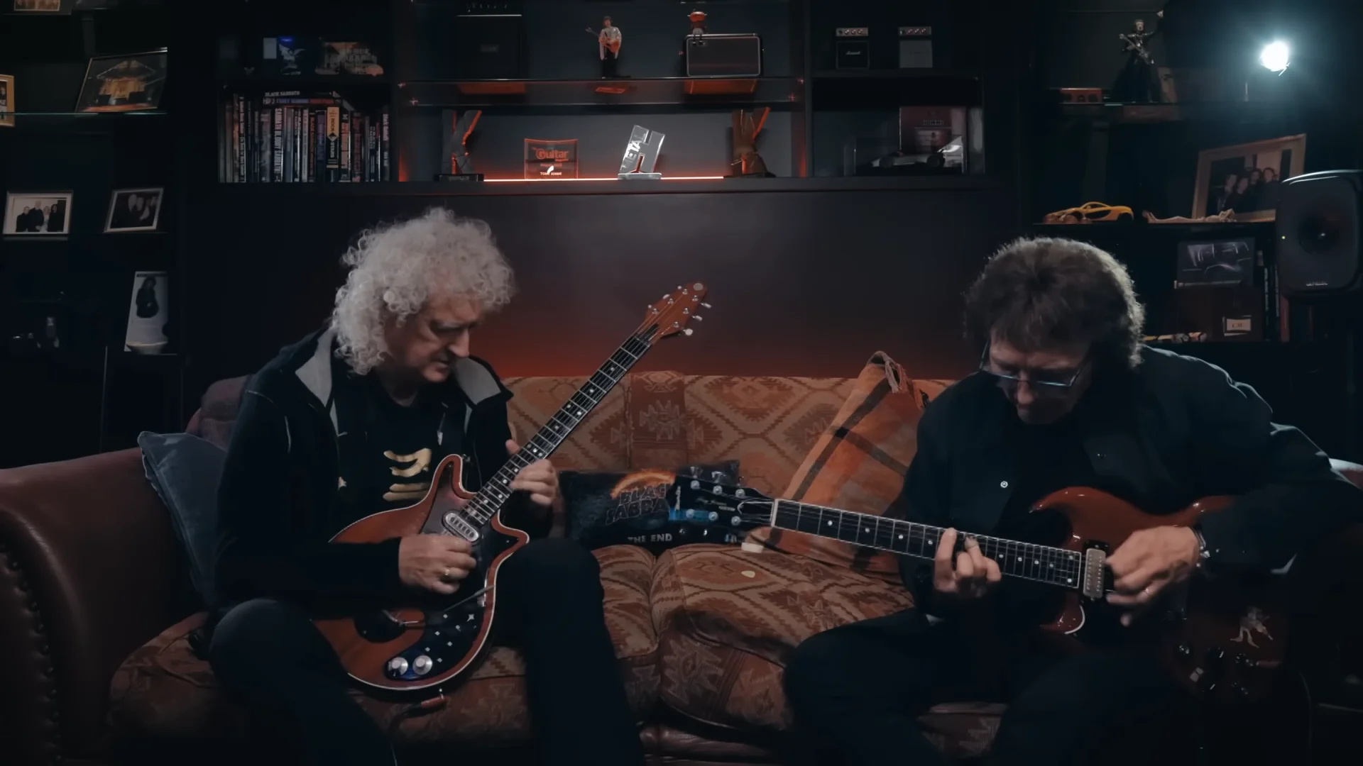 Black Sabbath: Tony Iommi e Brian May eseguono 'Paranoid'