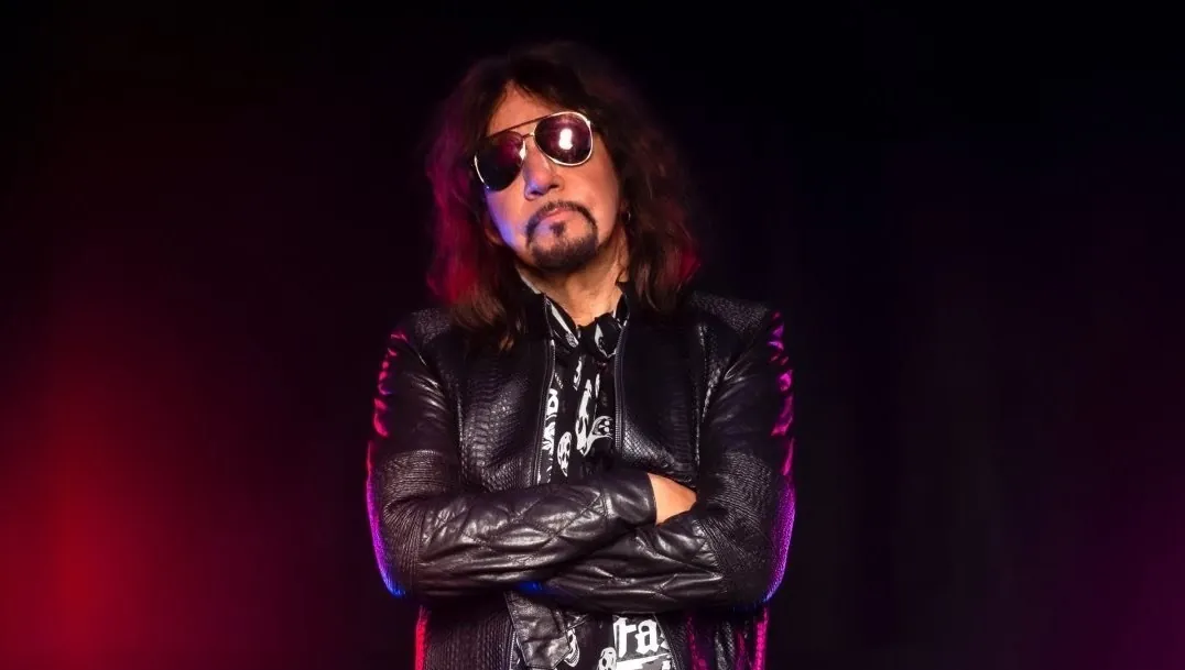 Ace Frehley: per la prima volta dal vivo il nuovo singolo '10,000 Volts', video