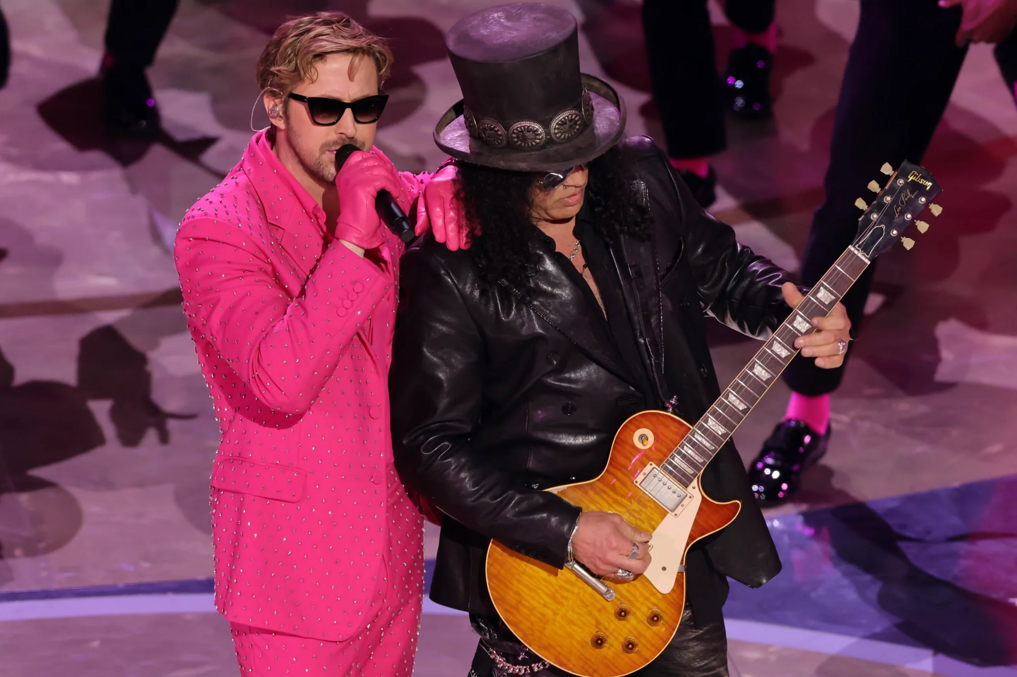 Slash: sul palco degli Oscar suona la canzone di Barbie con Ryan Gosling