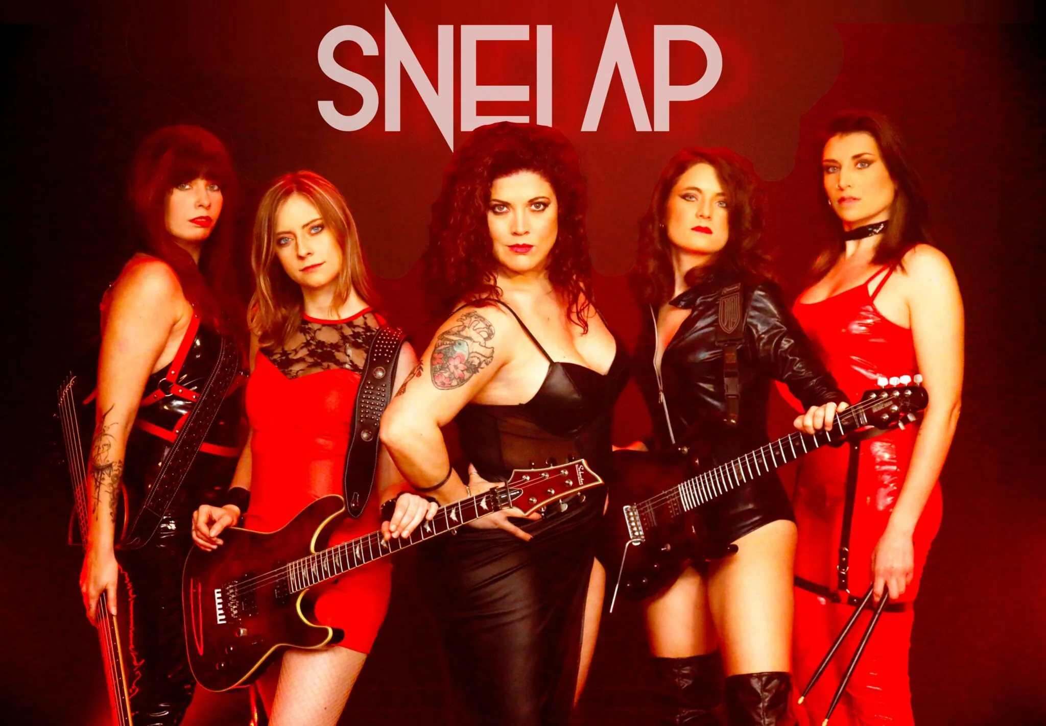 Snei Ap: guarda il video di ‘Kobra’, cover tra look sensuali e serpenti veri