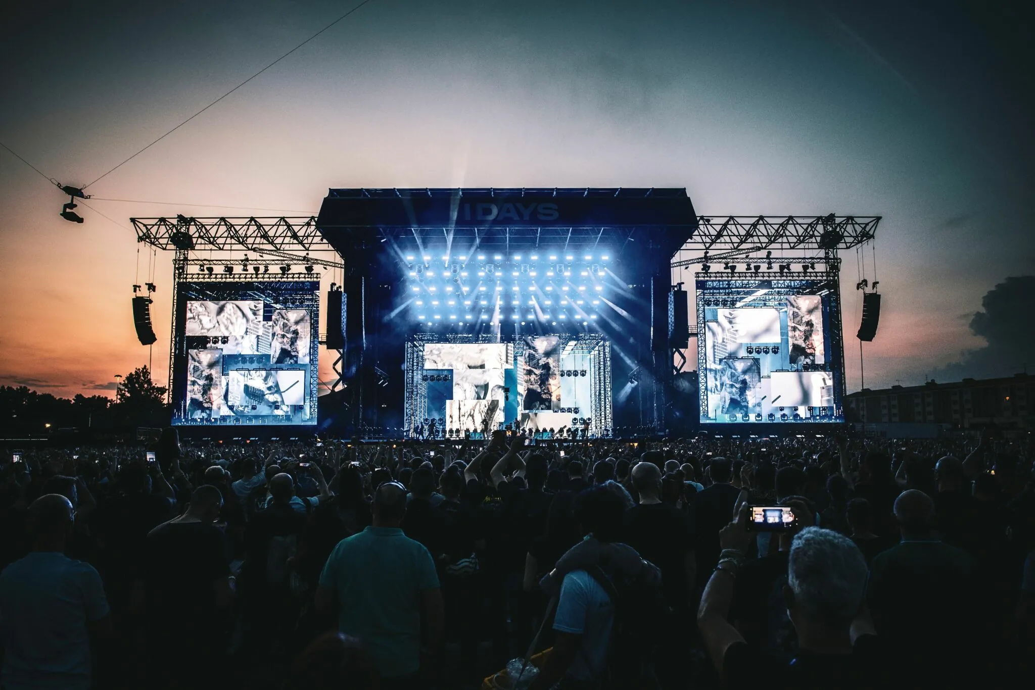 Metallica: la ripresa ufficiale dell'esecuzione di 'Holier Than Thou' a MIlano