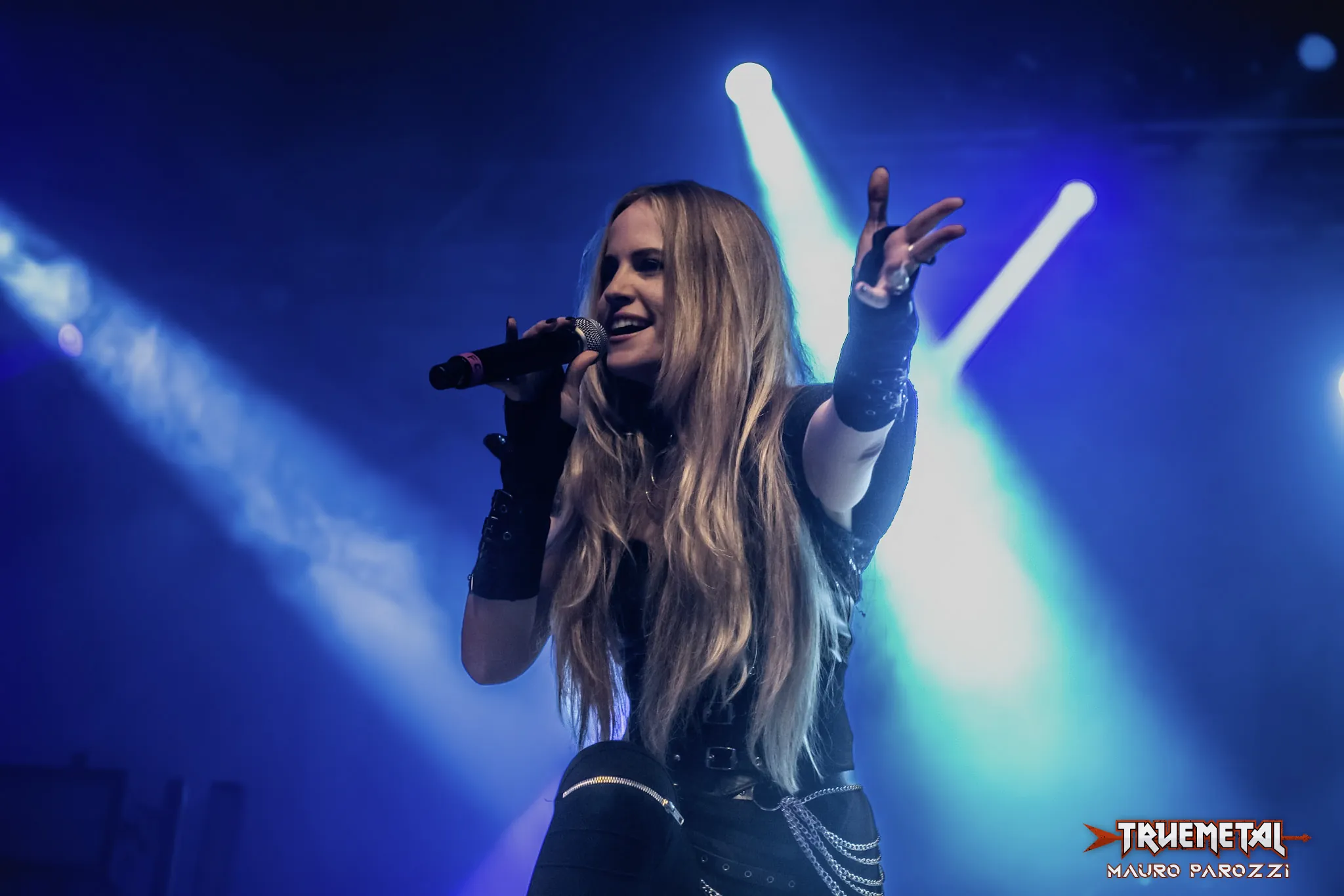 Frozen Crown: svelata l'edizione limitata del CD con una traccia bonus "Untold Legends"