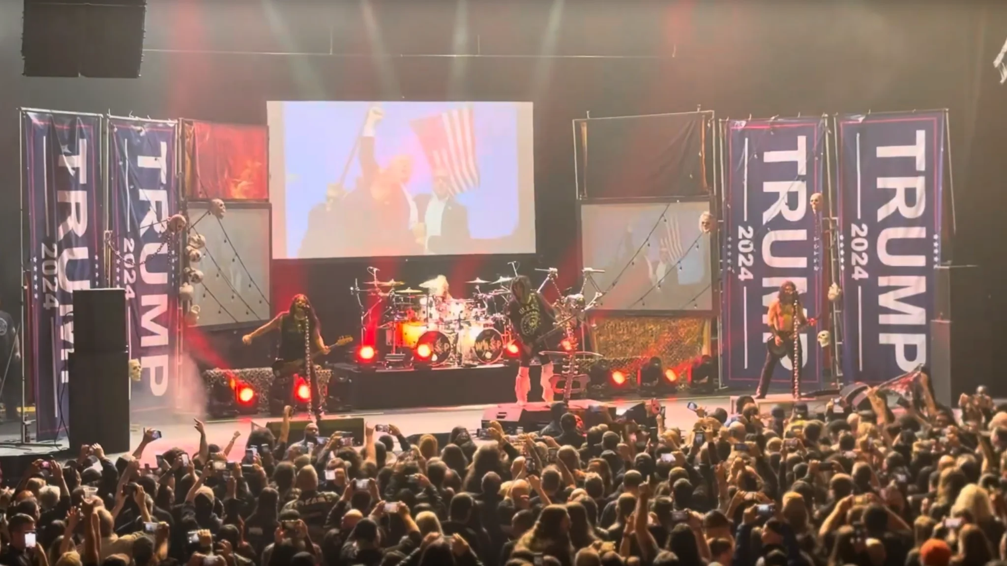 W.A.S.P.: suonano circondati da striscioni pro-Trump, Blackie Lawless elogia il Presidente americano