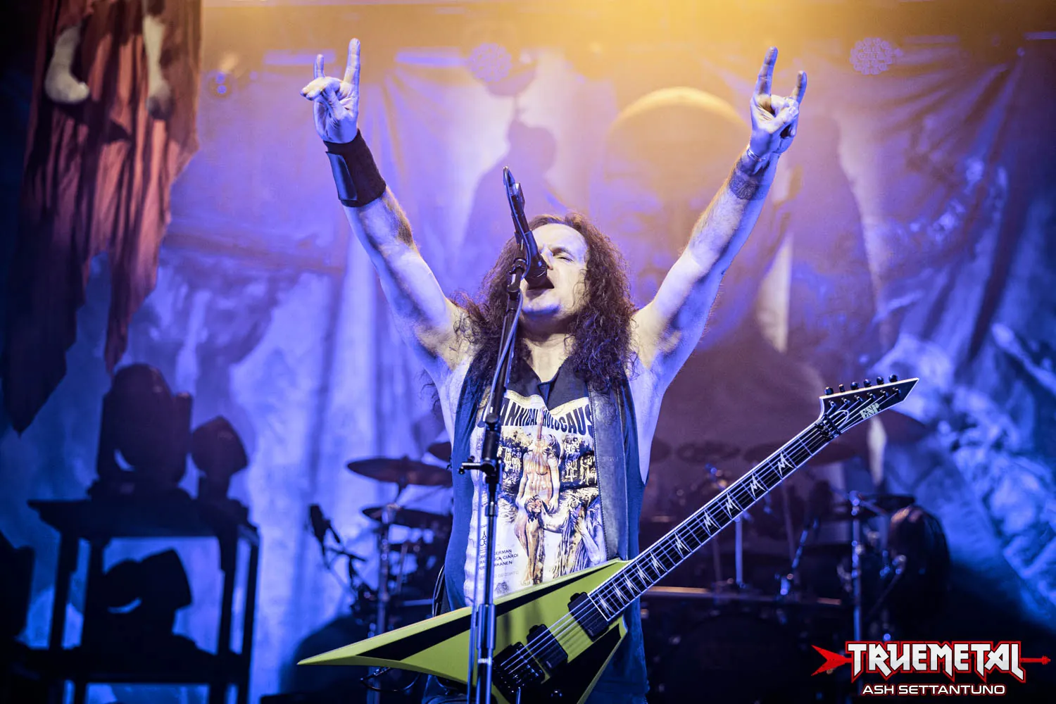 Kreator: Mille Petrozza sul palco con gli Arch Enemy