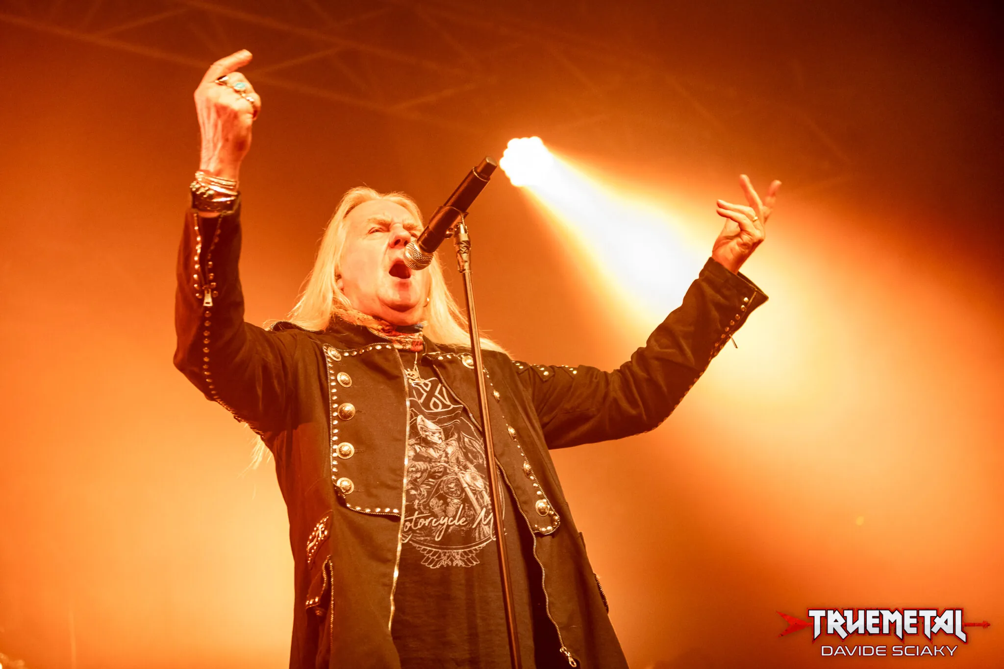 Saxon: un fan viene truffato su Facebook, la band lo invita ad un concerto e lo incontra di persona