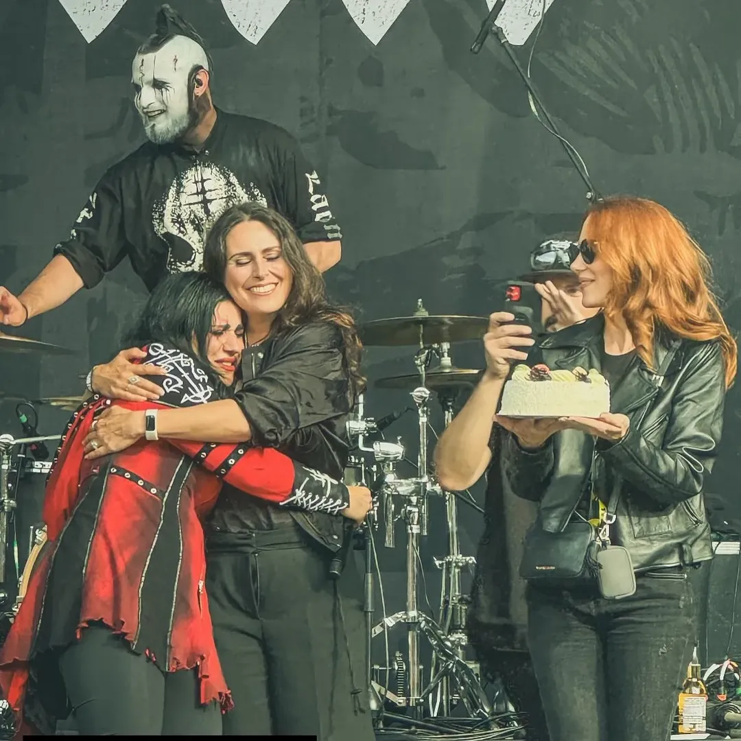 Lacuna Coil: Sharon Den Adel e Simone Simons sul palco a sorpresa cantano "Tanti auguri" a Cristina Scabbia