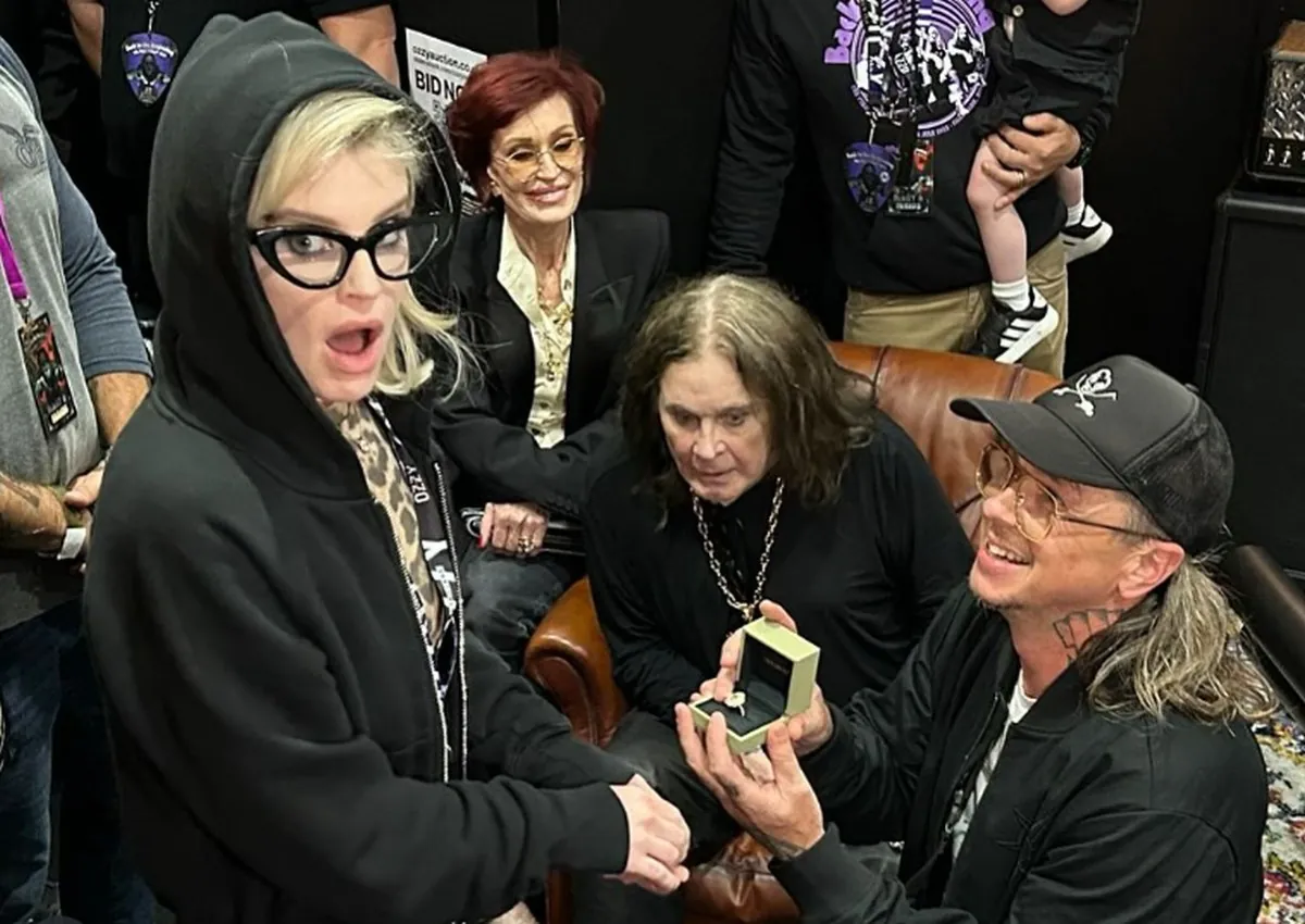 Slipknot: Sid Wilson fa la proposta a Kelly Osbourne nel backstage di 'Back To The Beginning'