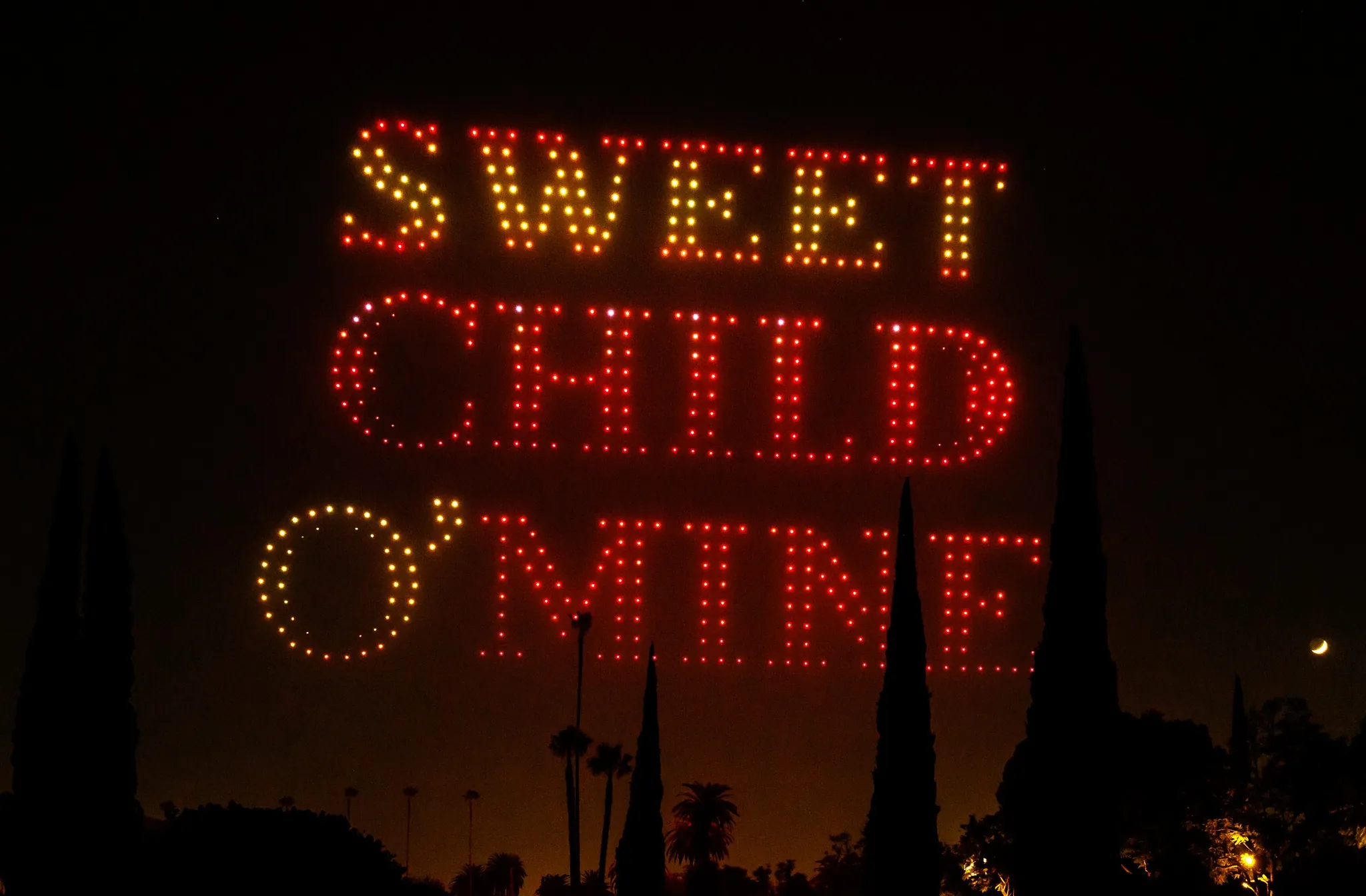 Guns N' Roses: cielo illuminato a Los Angeles con 500 droni