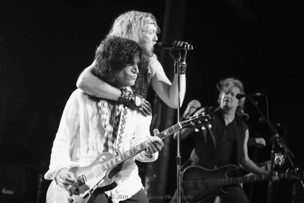 Kiss: Tommy Thayer e Jamie St. James, presentato il video "Bombshell"