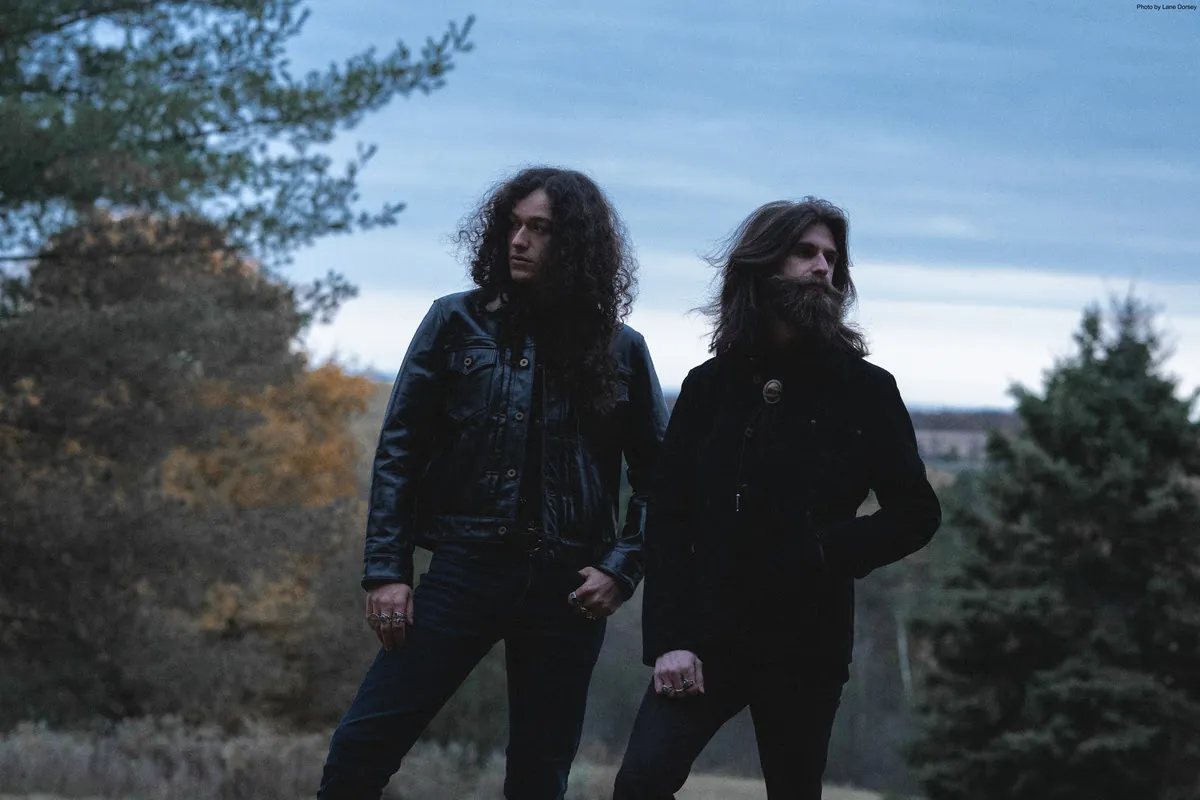 Crown Lands: guarda il video di "Through The Looking Glass – Live at Chalet"