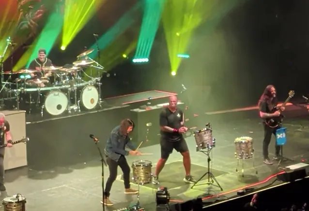 Sepultura: Dave Grohl sale sul palco a Los Angeles per il brano "Kaiowas"