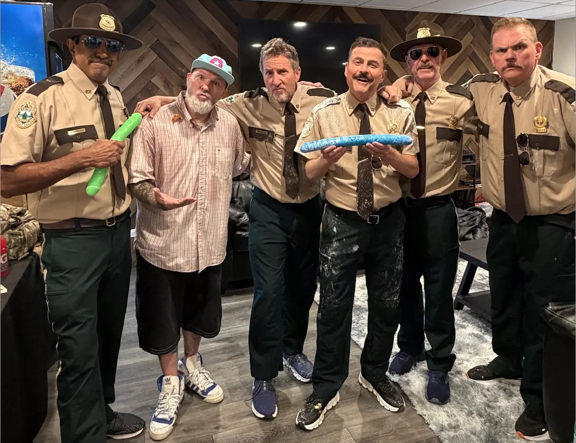 Limp Bizkit: la troupe di "Super Troopers" invade il palco per "Break Stuff" e finisce la faida con i Creed