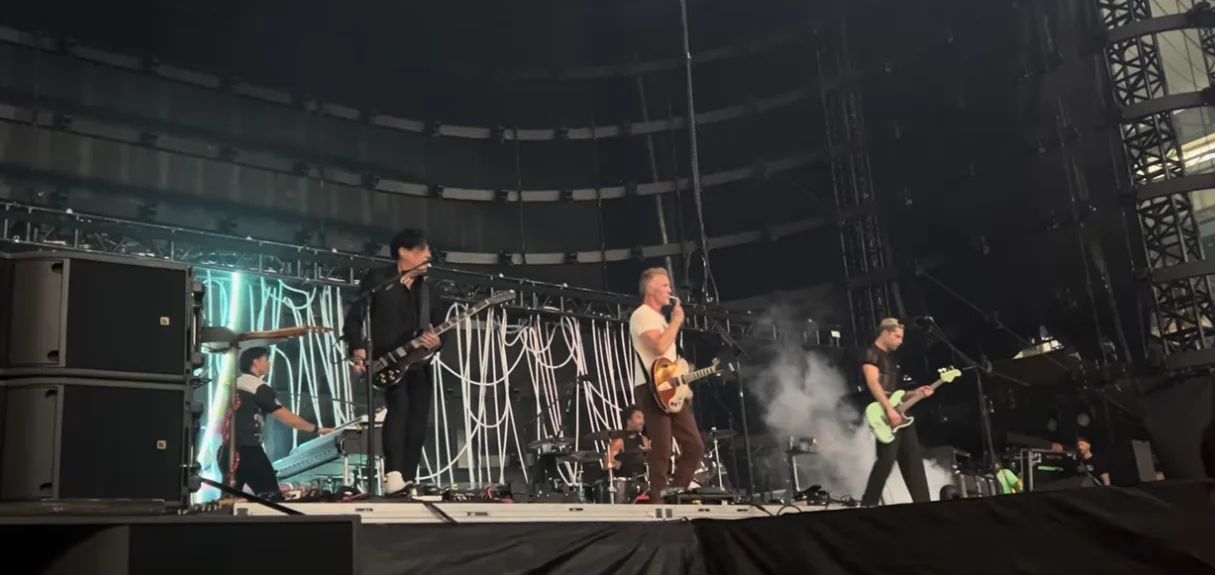 Queens of the Stone Age: Josh Homme sfida la multa da 10.000 dollari per il fumo accendendo una sigaretta sul palco